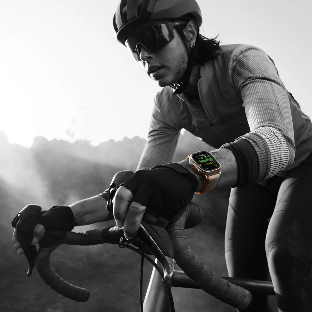 Apple Watch Ultra 2 GPS + Cellular • Caja de titanio de 49 mm • Correa Trail azul/negra - M/L - Image 5